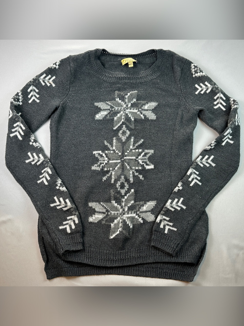 Princess Vera Wang Gray Crewneck Snowflake Sweater Side Slit
